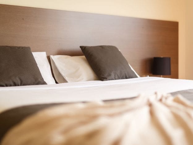 Yering Cottages_golf-melbourne-accommodation-bedroom